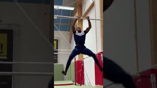 Il teste les agrès de gymnastique pour les filles 🤣