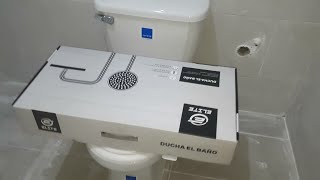 Baño pequeño Moderno instalando una ducha con brazo 2021