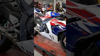 We fitted our Paint Protection Kit to this stunning 30th Anniversary Fireblade. eazi-grip.com