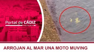 Arrojan una moto Muving al mar en Cádiz