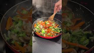 Noodle stir fry #veganrecipe #veganrecipes #asianvegan #vegancooking #veganfood #veganerezepte