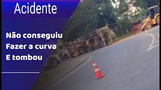 Caminhão não consegui fazer a curva e tomba no trevo de Itaocara