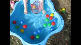 Jeu d'eau avec les enfants: attraper des balles avec les pieds !