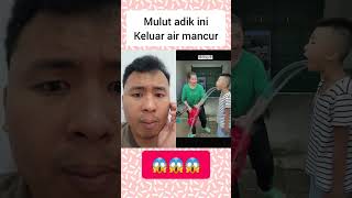 dimulut adik ini keluar air mancur yang banyak sekali‼️ kok bisa ya 😱😱😱