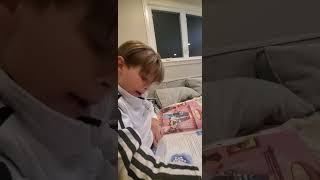 William is reading in Polish