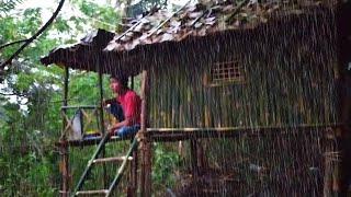 SOLO CAMPING HUJAN BADAI SEMALAMAN-MEMBUAT SHELTER DARI BAMBU DI ATAS BUKIT TENGAH HUTAN