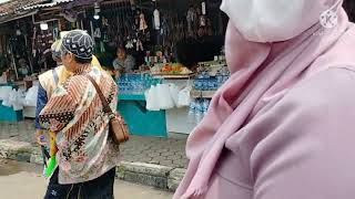 Ngantri Masuk Area Makam Sunan Gunung Jati , Beli oleh oleh dulu deh