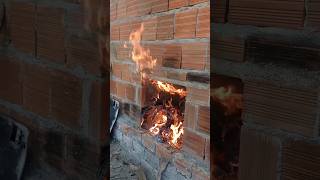 AQUECENDO O FORNO🔥🤠#shortsyoutube #vidanaroça #interior #fogo #forno