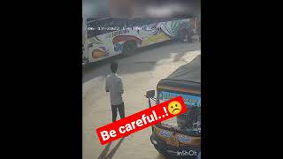 bus hit traffic Police! |ರಸ್ತೆಯಲ್ಲಿ ಹುಷಾರಾಗಿರಿ 🚦