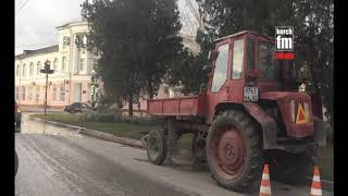 В центре Керчи воду сливают на проезжую часть