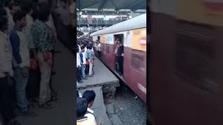 चलती ट्रेन से युवक ने मारा दूसरे युवक को थपड़। One tight Slap. #train #viral#slap #knowledgeinhindi